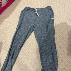 Vuori women’s grey Joggers